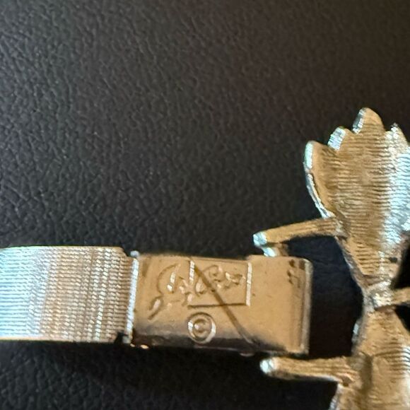 Vintage Coro Pegasus Silver Tone Bracelet with Leaf Motif Design. - Picture 6 of 6